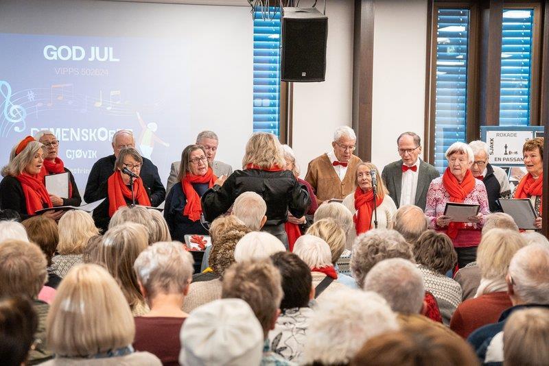 Et kor som står og synger - Klikk for stort bilde