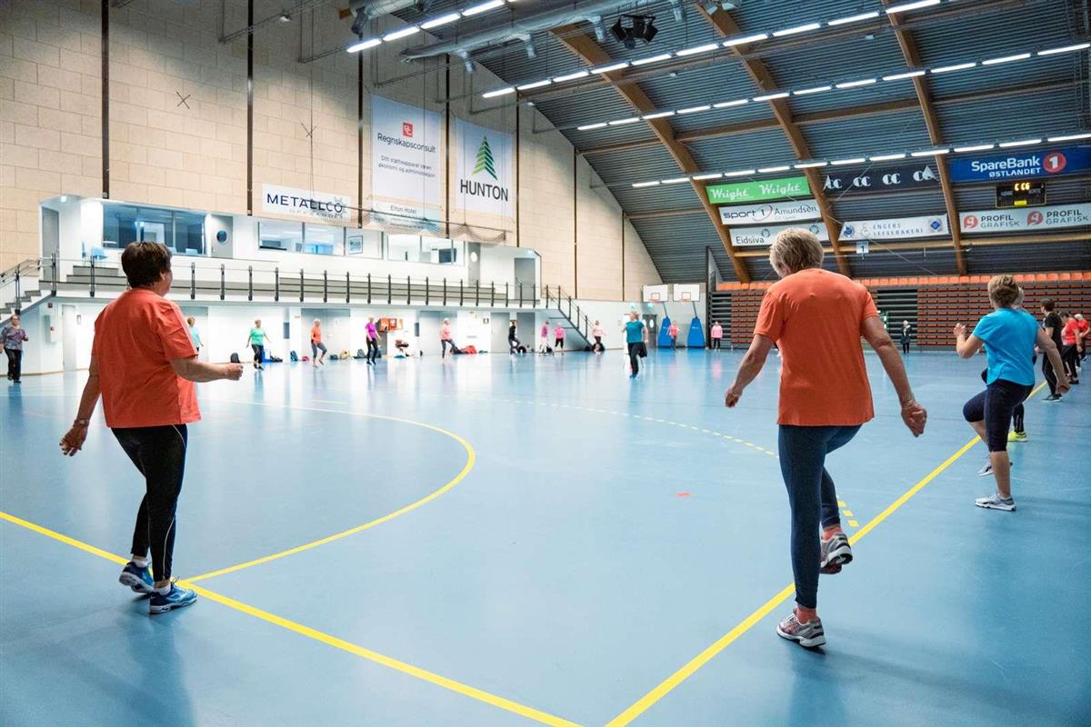 Seniorer i gymsal - Klikk for stort bilde