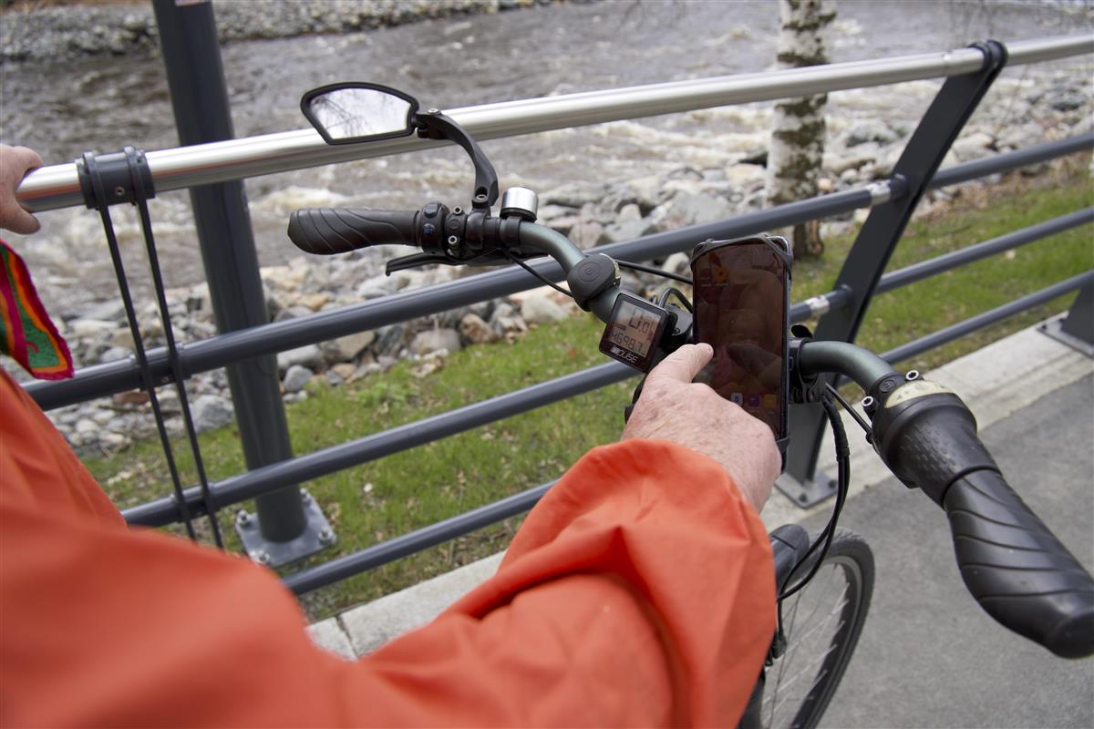 Hånd på mobil på sykkel - Klikk for stort bilde