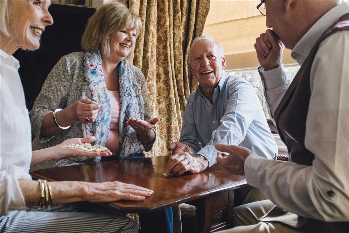 fire seniorer rundt et bord på restaurant - Klikk for stort bilde