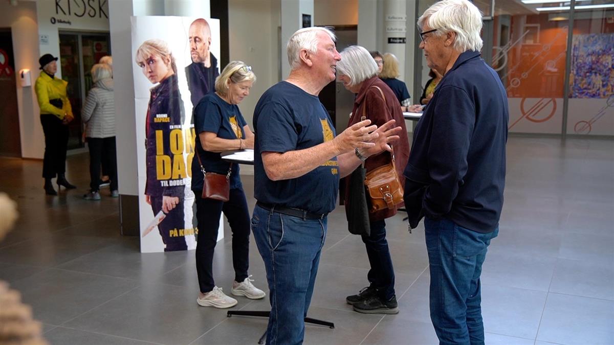 To menn snakker i foajé - Klikk for stort bilde