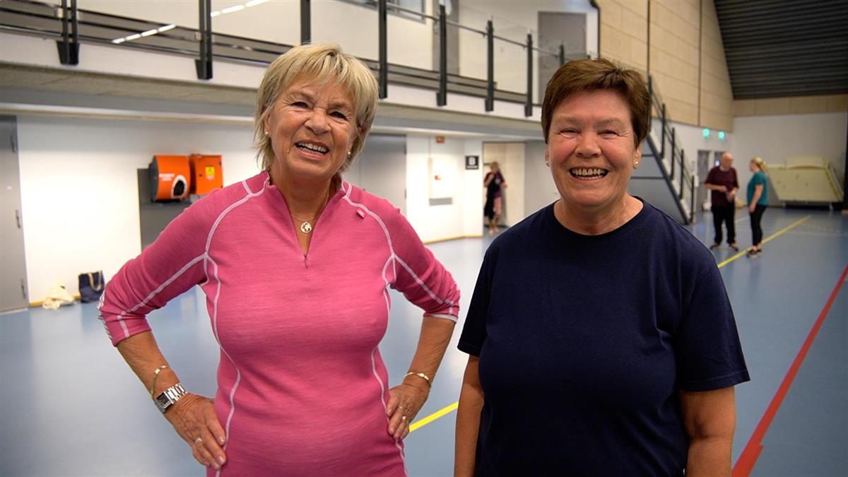 To damer i gymtøy smiler mot kamera - Klikk for stort bilde