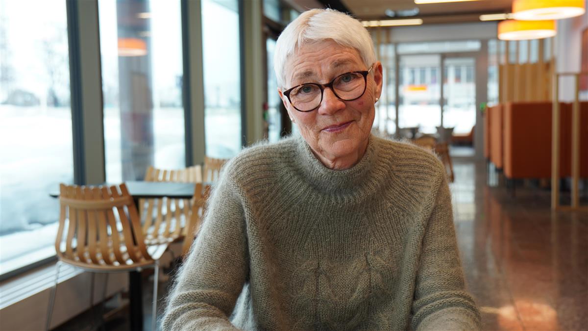 Dame med kort hår og briller ser på kamera - Klikk for stort bilde