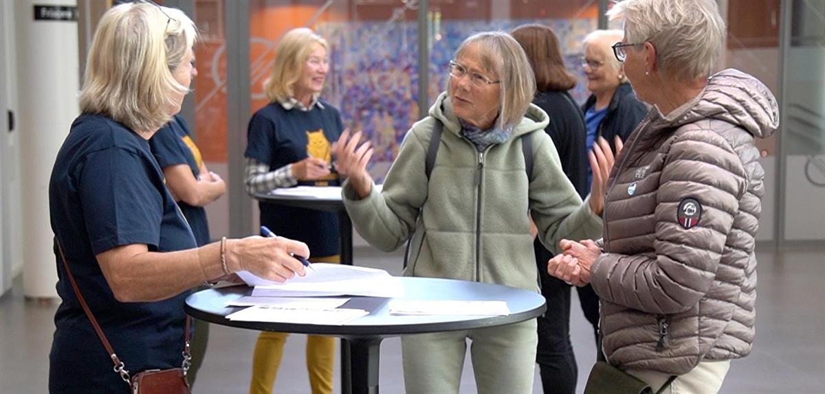 Seniorer prater på Pensjonistuniversitetet - Klikk for stort bilde
