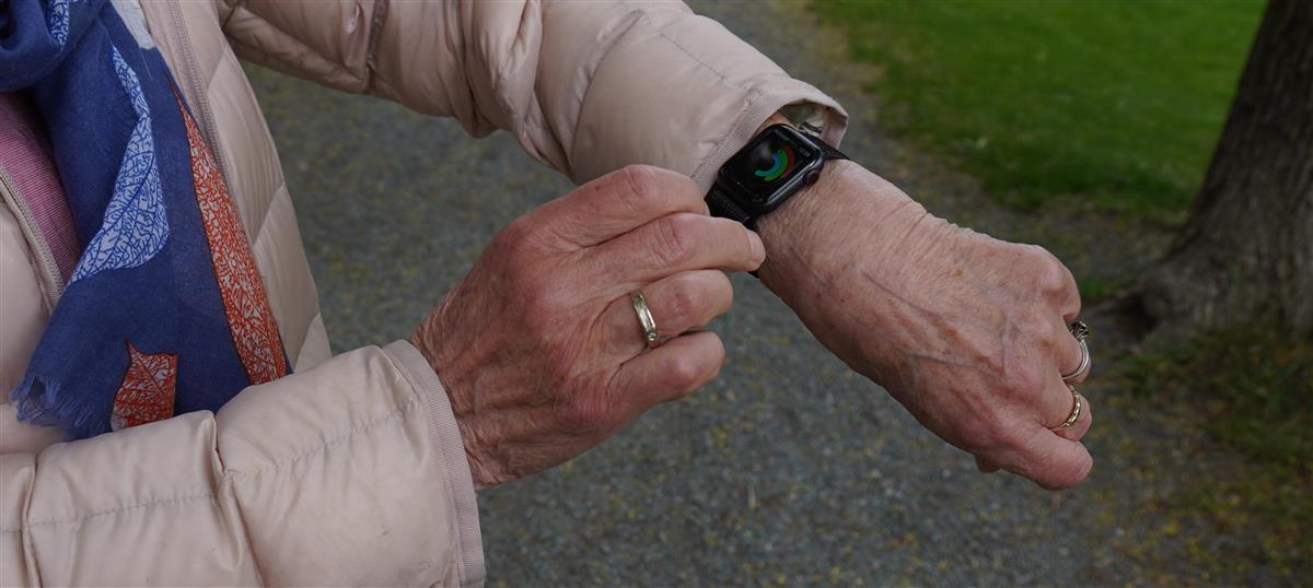 Senior med smartklokke på armen - Klikk for stort bilde
