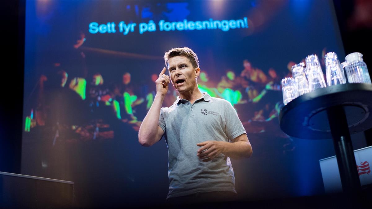 Ole Petter Hjelle holder foredrag - Klikk for stort bilde