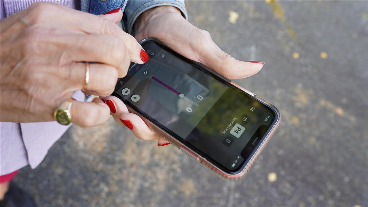 En hånd holder en mobiltelefon - Klikk for stort bilde